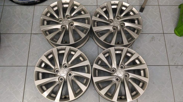 ล้อแม็ก Mitsubishi Attrage ขอบ 15 สภาพสวย เดิมๆ สีเดิม มีขีดข่วนบ้างเล็กๆน้อยๆ ไม่มีรอยเบียด ขายถูกๆ ทั้งชุด 5900.-/ใส่ ถ่วงฟรี รับเทิร์น รับบัตรเครดิตทุกธนาคาร ส่งทั่วไทยค่ะ
