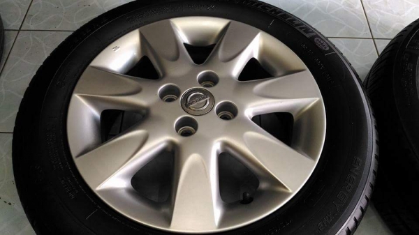 ล้อ Nissan March ขอบ 15 พร้อมยาง Michelin 175 65 15 ผลิตปี 11 กับ 12 ยางแถมไป ไม่แยกค่ะ ทั้งชุด 3,800 NET เทิร์นได้ ใส่ฟรี ส่งทั่วไทยค่ะ