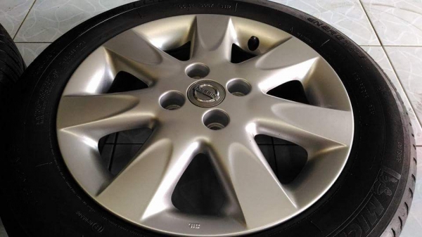 ล้อ Nissan March ขอบ 15 พร้อมยาง Michelin 175 65 15 ผลิตปี 11 กับ 12 ยางแถมไป ไม่แยกค่ะ ทั้งชุด 3,800 NET เทิร์นได้ ใส่ฟรี ส่งทั่วไทยค่ะ
