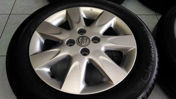 ล้อ Nissan March ขอบ 15 พร้อมยาง Michelin 175 65 15 ผลิตปี 11 กับ 12 ยางแถมไป ไม่แยกค่ะ ทั้งชุด 3,800 NET เทิร์นได้ ใส่ฟรี ส่งทั่วไทยค่ะ