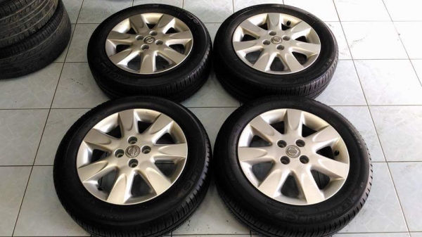 ล้อ Nissan March ขอบ 15 พร้อมยาง Michelin 175 65 15 ผลิตปี 11 กับ 12 ยางแถมไป ไม่แยกค่ะ ทั้งชุด 3,800 NET เทิร์นได้ ใส่ฟรี ส่งทั่วไทยค่ะ