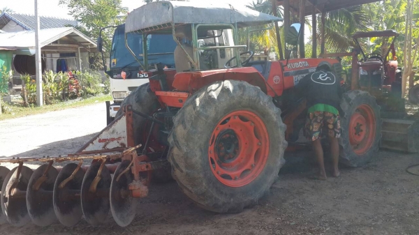 ขายด่วน รถไถKUBOTA M5000 สองเพลา เครื่องปั้มดี รถพร้อมใช้งาน อุปกรณ์ ดันหน้าผานหลัง รถใช้งานประจำ เอกสารเล่มทะเบียน