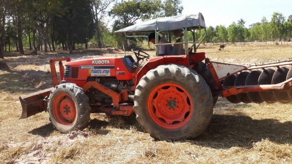 ขายด่วน รถไถKUBOTA M5000 สองเพลา เครื่องปั้มดี รถพร้อมใช้งาน อุปกรณ์ ดันหน้าผานหลัง รถใช้งานประจำ เอกสารเล่มทะเบียน