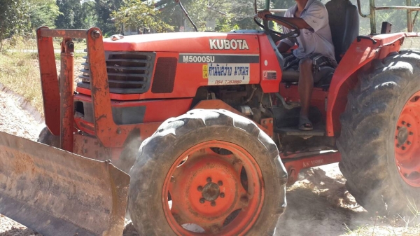 ขายด่วน รถไถKUBOTA M5000 สองเพลา เครื่องปั้มดี รถพร้อมใช้งาน อุปกรณ์ ดันหน้าผานหลัง รถใช้งานประจำ เอกสารเล่มทะเบียน