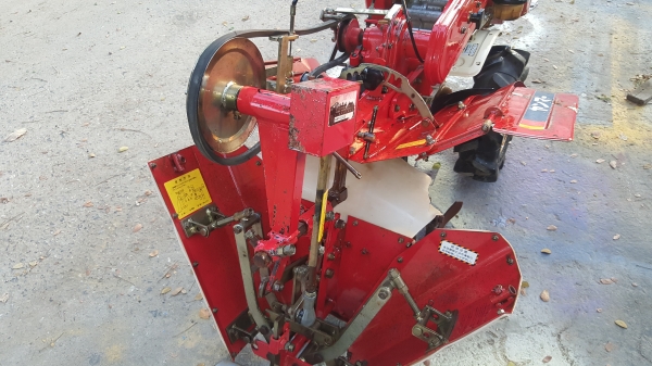 รถพร้อมดินสาดออกข้าง มีตัวตบดินกันดินไหน ปรับสภาพแล้วพร้อมใช้งาน ใบตีดินเต็มๆๆ รหัสสินค้า C2 - 15 ราคา 35000 บาท