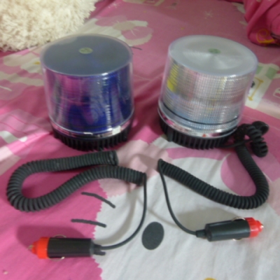 ไฟไซเรน   อันละ 680 บาท.-   พร้อมส่ง ครับๆ   มีสี ( ขาวล้วน --  น้ำเงินล้วน ครับๆ  )
