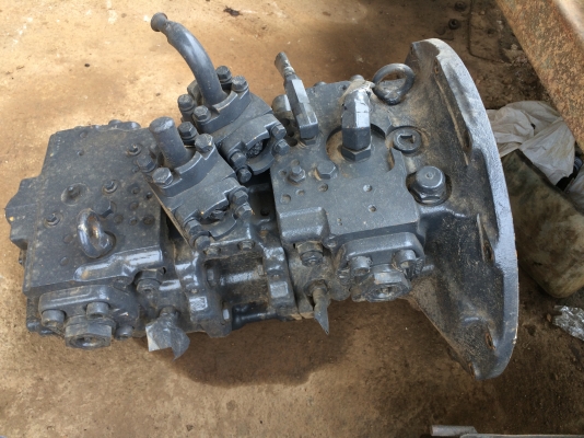 ขายปั๊มไฮโดรลิค KOMATSU PC200 รุ่น 7 ราคา100000 บาท