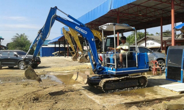 ขายโกเบลโก้30-3รถเก่านอกใช้งาน6เดือนมีตู้เก๋งสวยเดิมให้ด้วย