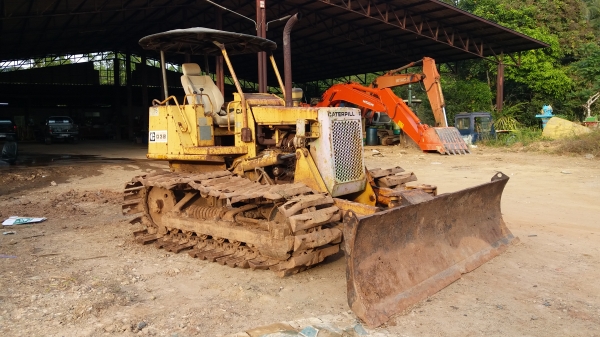 ขาย 129,000 CAT  D 3 B ตามสภาพ เครื่องดี เกียร์แรง ช่วงล่างอ่อน (รถอยู่ จันทบุรี) 090-772-3710 090-772-3708