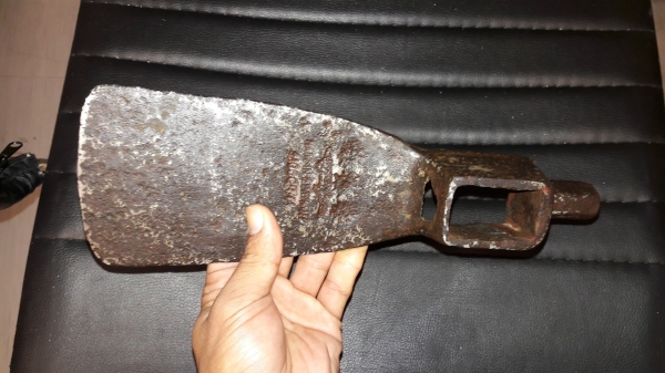 ขายจอบหงอนโบราณตราจระเข้สามดาว Made in Germany.