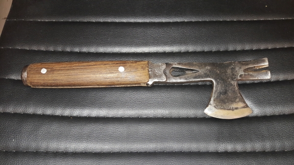 ขายขวานหัวค้อนหงอนงานเก่าด้ามไม้ตราปลากระโทงงานเก่าๆ