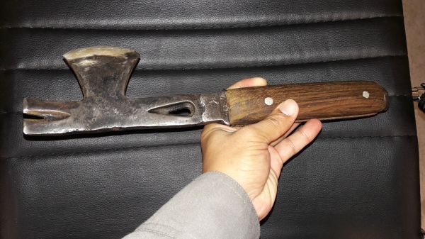 ขายขวานหัวค้อนหงอนงานเก่าด้ามไม้ตราปลากระโทงงานเก่าๆ