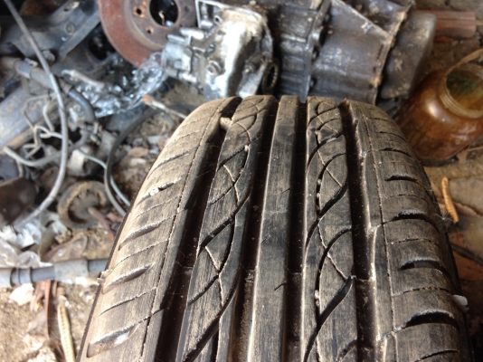 ขายยาง\%ขอบ13 สภาพสวย ปี15 เส้นละ500บาท