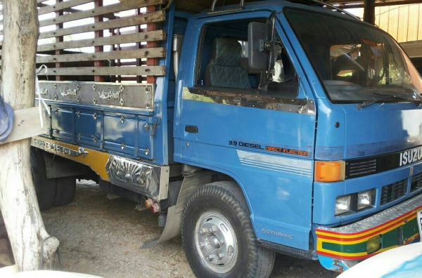 หกล้อ อีซูชุ NPR59LU 4BĜ1-125ปี35 เกียร์สั่น ช่วงล่างใหญ่ ยาง8.25 ช่วงยาว 4.30ม รถห้าง.สวยๆสภาพดีพร้อมใช้ ทะเบียนพร้อมโอน