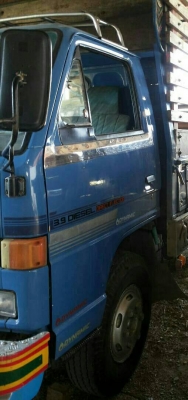 หกล้อ อีซูชุ NPR59LU 4BĜ1-125ปี35 เกียร์สั่น ช่วงล่างใหญ่ ยาง8.25 ช่วงยาว 4.30ม รถห้าง.สวยๆสภาพดีพร้อมใช้ ทะเบียนพร้อมโอน