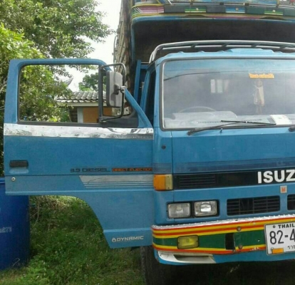 หกล้อ อีซูชุ NPR59LU 4BĜ1-125ปี35 เกียร์สั่น ช่วงล่างใหญ่ ยาง8.25 ช่วงยาว 4.30ม รถห้าง.สวยๆสภาพดีพร้อมใช้ ทะเบียนพร้อมโอน