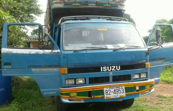 หกล้อ อีซูชุ NPR59LU 4BĜ1-125ปี35 เกียร์สั่น ช่วงล่างใหญ่ ยาง8.25 ช่วงยาว 4.30ม รถห้าง.สวยๆสภาพดีพร้อมใช้ ทะเบียนพร้อมโอน