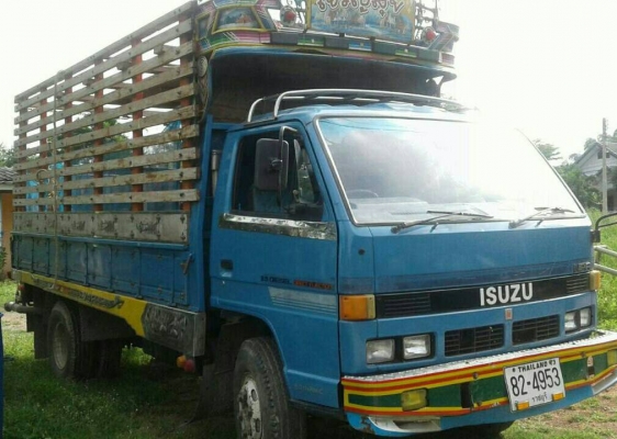 หกล้อ อีซูชุ NPR59LU 4BĜ1-125ปี35 เกียร์สั่น ช่วงล่างใหญ่ ยาง8.25 ช่วงยาว 4.30ม รถห้าง.สวยๆสภาพดีพร้อมใช้ ทะเบียนพร้อมโอน