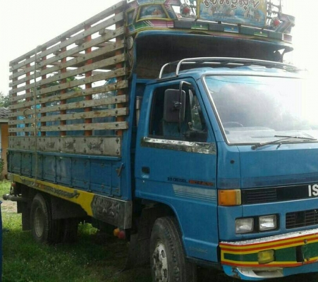 หกล้อ อีซูชุ NPR59LU 4BĜ1-125ปี35 เกียร์สั่น ช่วงล่างใหญ่ ยาง8.25 ช่วงยาว 4.30ม รถห้าง.สวยๆสภาพดีพร้อมใช้ ทะเบียนพร้อมโอน