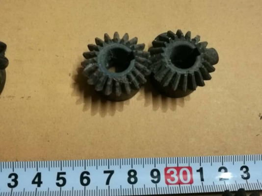 ขาย630บ.ส่งฟรี 083-2000058 ID: line832923 ชุดเพื่องดอกจอกเปลี่ยนทิศทางการหมุน 90 ํ ฟันตรง 4 ชุด  ชุดบุชสวมเพลา 1 นิ้ว 6 อ้น