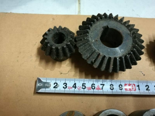 ขาย630บ.ส่งฟรี 083-2000058 ID: line832923 ชุดเพื่องดอกจอกเปลี่ยนทิศทางการหมุน 90 ํ ฟันตรง 4 ชุด  ชุดบุชสวมเพลา 1 นิ้ว 6 อ้น