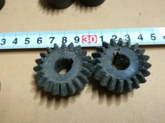 ขาย630บ.ส่งฟรี 083-2000058 ID: line832923 ชุดเพื่องดอกจอกเปลี่ยนทิศทางการหมุน 90 ํ ฟันตรง 4 ชุด  ชุดบุชสวมเพลา 1 นิ้ว 6 อ้น