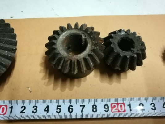 ขาย630บ.ส่งฟรี 083-2000058 ID: line832923 ชุดเพื่องดอกจอกเปลี่ยนทิศทางการหมุน 90 ํ ฟันตรง 4 ชุด  ชุดบุชสวมเพลา 1 นิ้ว 6 อ้น