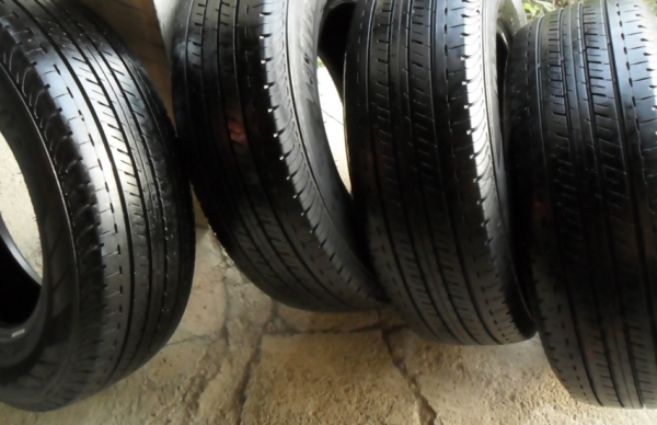 ยางกระบะ15 บริดสโตน215-70-15 ลงพื้นปี15 (4เส้น4,300)ดอกเกือบ1เซ็น