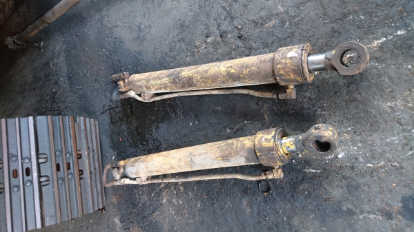 ขายกระบอกอาร์ม(กลาง) PC60-3