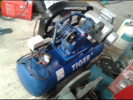 ขายปั๊มลมขนาด2แรง สภาพดีใช้งานปกติ เครื่องเดินนิ่ม เก็บลมอยู่