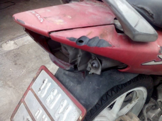 ขาย Honda Sonic 125 ปี 43 ล้อแม็กมีดุ้งนิดๆสองล้อ เครื่องติดขี้ได้ มีควันหน่อยๆ สภาพภายนอกไม่สวย (ตามรูป) บังโคลนหลังหัก-แตก ทะเบียนขาด 1 ปี (ขายตามสภาพ รถขับได้ เอาไปต่อพ่วงข้างได้ ) เล่มพร้อมชุดโอน ขาย Honda Sonic 125 ปี 43 ล้อแม็กมีดุ้งนิดๆสองล้อ เครื่องติดขี้ได้ มีควันหน่อยๆ สภาพภายนอกไม่สวย (ตามรูป) บังโคลนหลังหัก-แตก ทะเบียนขาด 1 ปี (ขายตามสภาพ รถขับได้ เอาไปต่อพ่วงข้างได้ ) เล่มพร้อมชุดโอน