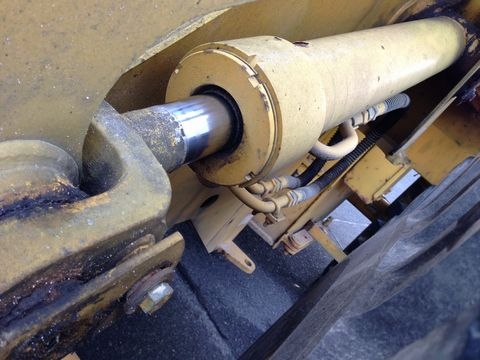 รถตักล้อยาง  WA100-1 ซีเรียล 3xxxx ขึ้นไป แบบกึ่งตู้  โทร.081-373-0559