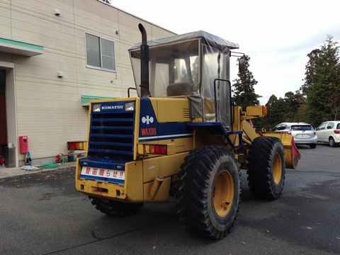 รถตักล้อยาง  WA100-1 ซีเรียล 3xxxx ขึ้นไป แบบกึ่งตู้  โทร.081-373-0559