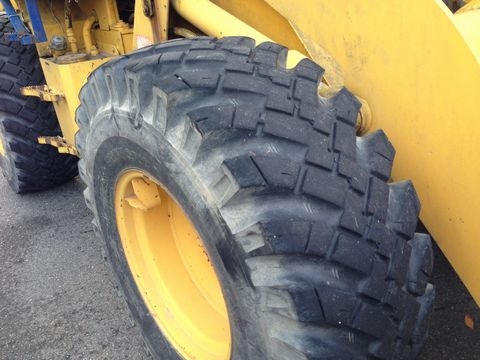 รถตักล้อยาง  WA100-1 ซีเรียล 3xxxx ขึ้นไป แบบกึ่งตู้  โทร.081-373-0559