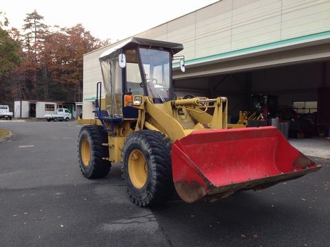 รถตักล้อยาง  WA100-1 ซีเรียล 3xxxx ขึ้นไป แบบกึ่งตู้  โทร.081-373-0559