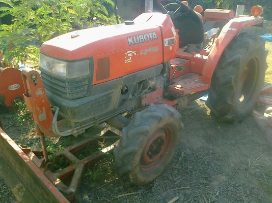 KUBOTA L3408 - 4WD 34 แรง 2 เพลา อุปกรณ์มีให้ครบพร้อมใช้งานได้เลย มีโรตารี่ มีใบดันหน้า และผานพรวนดิน 5 เครื่องแห้งแรงดีไม่มีเยิ้ม ระบบไฮดรอลิกส์ใช้งานได้ดีทุกอย่างไม่มีปัญหา ช่วงล่างดี เอกสารเล่มทะเบียนครบพร้อมโอนครับ
