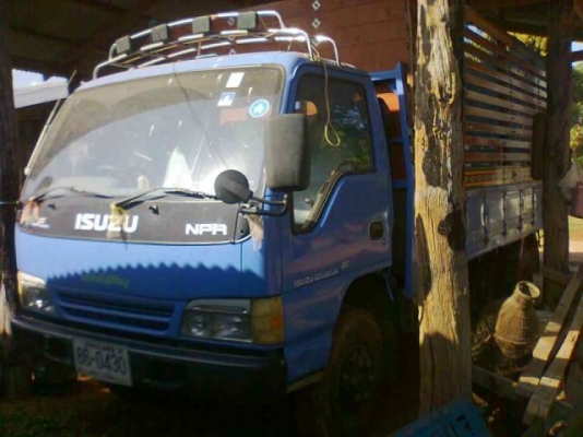 ISUZU NPR 135 HP TURBO 4HF1 กระบะคอกเหล็กคอกไม้ยาว 5 เมตร หัวบางๆไม่มีผุ ภายในเก๋งครบ เกียร์สั้น เครื่องแห้งแรงดี ช่วงล่างคัชซีสวยไม่มีดาม ยางสภาพดี 70\% พร้อมใช้งาน เอกสารทะเบียนภาษีครบพร้อมโอนครับ