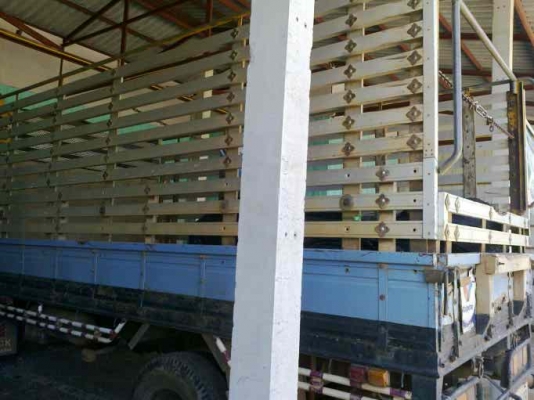 ISUZU NPR 135 HP TURBO 4HF1 กระบะคอกเหล็กคอกไม้ยาว 5 เมตร หัวบางๆไม่มีผุ ภายในเก๋งครบ เกียร์สั้น เครื่องแห้งแรงดี ช่วงล่างคัชซีสวยไม่มีดาม ยางสภาพดี 70\% พร้อมใช้งาน เอกสารทะเบียนภาษีครบพร้อมโอนครับ