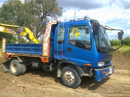 ISUZU DECA 195 HP 6HE1 หกล้อดั๊มพ์ รุ่นหัวสูง สวยครบทั้งภายนอกและภายใน เครื่องดี ภายในเก๋ง แอร์เย็น พวงมาลัยเพาเวอร์ เบรคทริ๊ปฟี้ ช่วงล่างคัชซีอย่างสวยเดิมๆไม่มีดาม ยาง 8.25 ขอบ 16 สภาพดีพร้อมใช้งาน เอกสารทะเบียนภาษีครบไม่มีขาดพร้อมโอนครับ