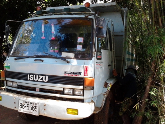 ISUZU ROCKY FXZ 240 HP 6SD1 สิบล้อดั๊มพ์ 2 เพลา รุ่นหัวขาว กระบะดั๊มพ์ฝาข้างมิเนียม 12 ตัน เครื่องใหม่แรงดีมาก หัวบางเดิม แอร์เย็น พวงมาลัยเพาเวอร์ เบรคทริ๊ปฟี้ ช่วงล่างคัชซีไม่แตกไม่บวม ยางสภาพดีพร้อมใช้งานได้เลย เอกสารทะเบียนภาษีครบพร้อมโอนครับ