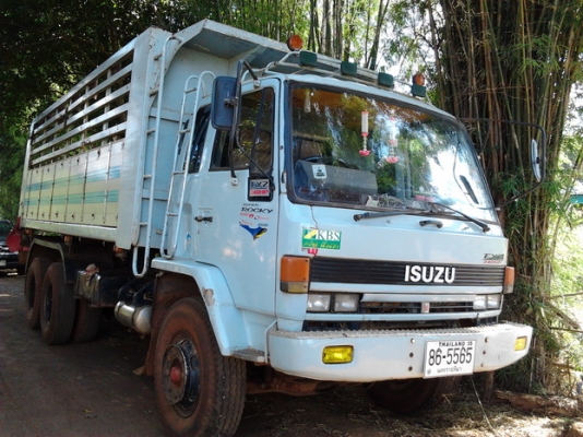 ISUZU ROCKY FXZ 240 HP 6SD1 สิบล้อดั๊มพ์ 2 เพลา รุ่นหัวขาว กระบะดั๊มพ์ฝาข้างมิเนียม 12 ตัน เครื่องใหม่แรงดีมาก หัวบางเดิม แอร์เย็น พวงมาลัยเพาเวอร์ เบรคทริ๊ปฟี้ ช่วงล่างคัชซีไม่แตกไม่บวม ยางสภาพดีพร้อมใช้งานได้เลย เอกสารทะเบียนภาษีครบพร้อมโอนครับ