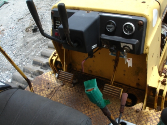 Komatsu D20P-6 นำเข้าจากญี่ปุ่น สภาพสวย ในราคาไม่แพงครับ