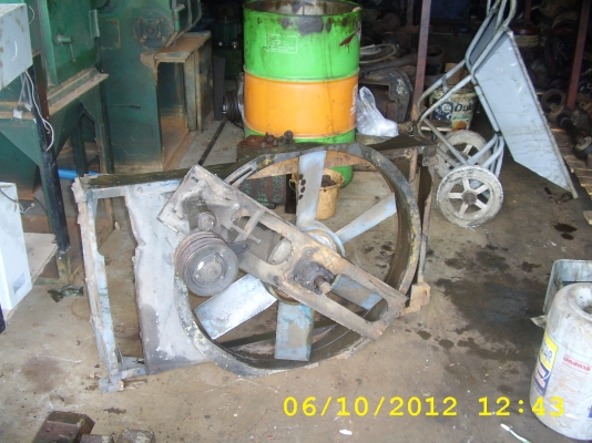 พัดลมรถบัส หรือเป็นพัดลมรบายอากาศอาคาร โรงงาน