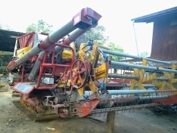 ขายด่วน รถเกี่ยวข้าว ศักดิ์พัฒนา รุ่น ศักดิ์คลาสสิค ปี 52 เครื่องยนต์ HINO JO8C 220 HP ปั๊มพ์ 23 ไดกิ้น ช่วงล่าง 12 HT ของโรงงาน อุ้ม 2.5 ตันคอนโทรลไฟฟ้ายกแขนขึ้นด้วยไฮดรอลิกส์ สภาพดีทั้งคันพร้อมใช้งานได้เลย ราคาต่อรองได้นะครับ