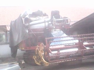 ขายด่วน รถเกี่ยวข้าว ศักดิ์พัฒนา รุ่น ศักดิ์คลาสสิค ปี 52 เครื่องยนต์ HINO JO8C 220 HP ปั๊มพ์ 23 ไดกิ้น ช่วงล่าง 12 HT ของโรงงาน อุ้ม 2.5 ตันคอนโทรลไฟฟ้ายกแขนขึ้นด้วยไฮดรอลิกส์ สภาพดีทั้งคันพร้อมใช้งานได้เลย ราคาต่อรองได้นะครับ