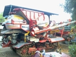 ขายด่วน รถเกี่ยวข้าว ศักดิ์พัฒนา รุ่น ศักดิ์คลาสสิค ปี 52 เครื่องยนต์ HINO JO8C 220 HP ปั๊มพ์ 23 ไดกิ้น ช่วงล่าง 12 HT ของโรงงาน อุ้ม 2.5 ตันคอนโทรลไฟฟ้ายกแขนขึ้นด้วยไฮดรอลิกส์ สภาพดีทั้งคันพร้อมใช้งานได้เลย ราคาต่อรองได้นะครับ