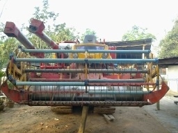 ขายด่วน รถเกี่ยวข้าว ศักดิ์พัฒนา รุ่น ศักดิ์คลาสสิค ปี 52 เครื่องยนต์ HINO JO8C 220 HP ปั๊มพ์ 23 ไดกิ้น ช่วงล่าง 12 HT ของโรงงาน อุ้ม 2.5 ตันคอนโทรลไฟฟ้ายกแขนขึ้นด้วยไฮดรอลิกส์ สภาพดีทั้งคันพร้อมใช้งานได้เลย ราคาต่อรองได้นะครับ