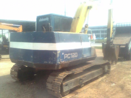 KOMATSU PC 120-5 เอกสารเล่มทะเบียนครบ รถสภาพดีพร้อมทำงานได้เลยครับ เครื่องเดิมปั๊มพเดิมทำงานไม่มีโหลด ภายในเก๋งคอนโทรลยาวควบคุมง่าย บูมอาร์มสวยไม่มีปะ ช่วงล่างเอวแน่นดี โรลเลอร์ โซ่บูทใบแทรกหนาดีประมาณ 60\% พร้อมใช้งานได้เลย ราคาต่อรองได้ครับ