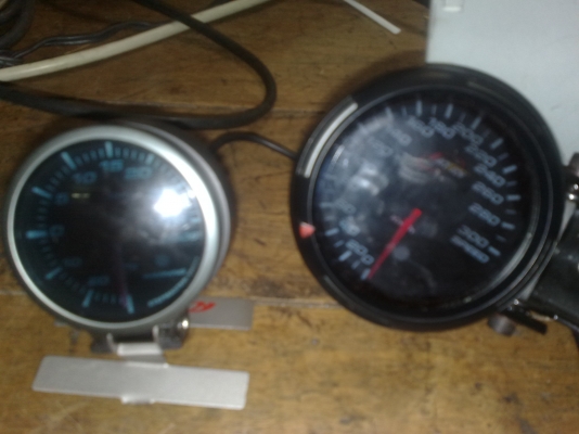 ขายไมล์เข็มไฟฟ้ามีชิพไลท์ในตัวกับเกจ์วัดบู๊ชเทอโบspeedometer