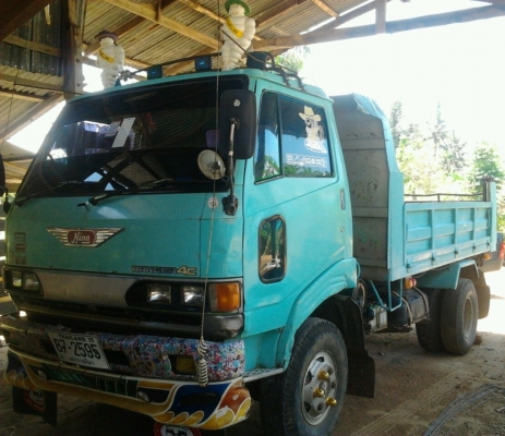 HINO FC 171 - 117 HP WO4D หกล้อดั๊มพ์ กระบะดั๊มพ์เหล็ก 4 ตันยาว 3.50 เมตรสวยมากๆครับ เครื่องแห้งแรงดี ภายในเก๋งคอนโซลสวย แอร์เย็น พวงมาลัยเพาเวอร์ ช่วงล่างคัชซีสวยไม่มีดาม F หน้า F หลังครบ ยาง 8.25 ขอบ 16 สภาพดีพร้อมบรรทุกพร้อมใช้งานได้เลยครับ ทะเบียนภาษี